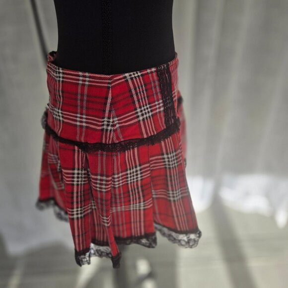 ๐ค Tripp NYC Red Plaid Pleated Mini Skirt with Black Lace Trim ๐ค - Picture 5 of 7